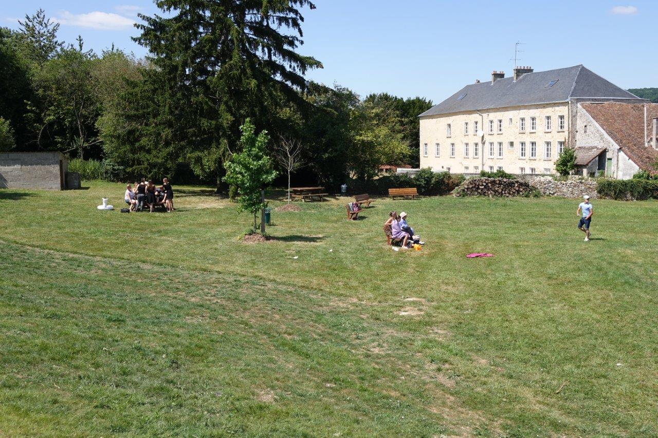 Un espace détente a été aménagé non loin du bassin.