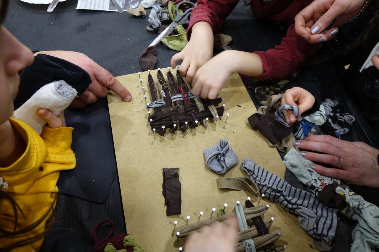 L'atelier de tawashi, éponge zéro déchet fabriquée avec des chaussettes de récup, a connu un vif succès auprès des petits et des grands.