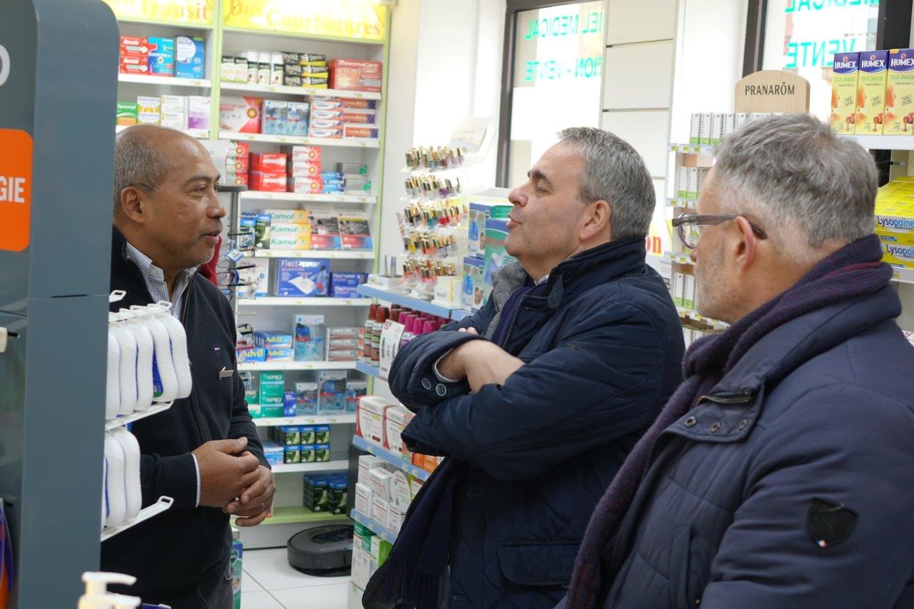 À la pharmacie Ramanitra, Xavier Bertrand s'est inquiété de l'approvisionnement en masques. La pharmacie va recevoir 10 paquets de 50 masques à l'attention des professionnels de santé libéraux.