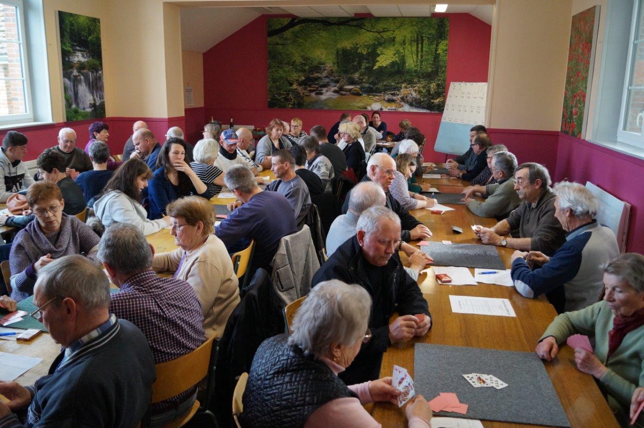 La salle communale est comble en ce dimanche après-midi venteux.