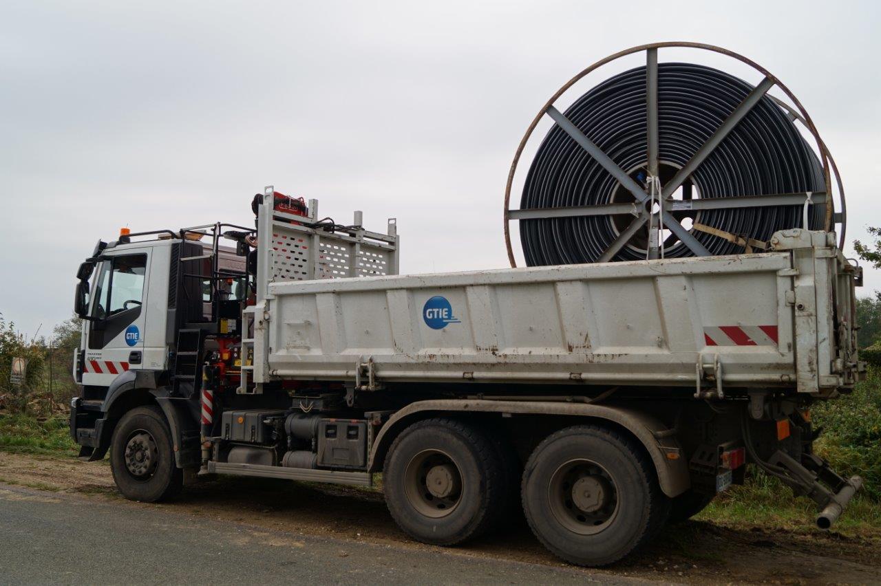 Un véhicule de l'entreprise GTIE assure le transport des tourets de fibre optique. 1 touret = 1 600m de fibre optique.