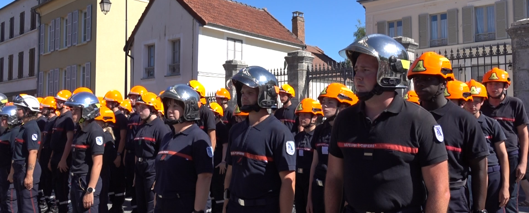 Devant les grilles du Château de Condé, 189 JSP accompagnés de leurs animateurs entonnent, Sapeurs durs à la peine, l'hymne des soldats du feu. Remarquable.