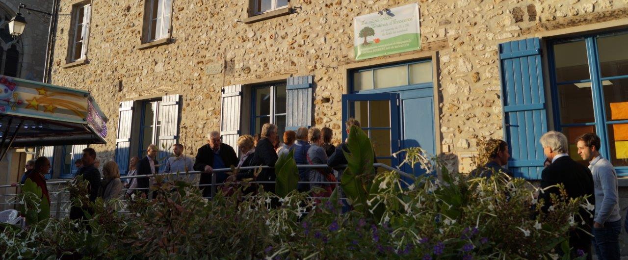 A Condé-en-Brie, élus et acteurs du territoire se bousculent à l'entrée de la micro-crèche Graines d'innocence.