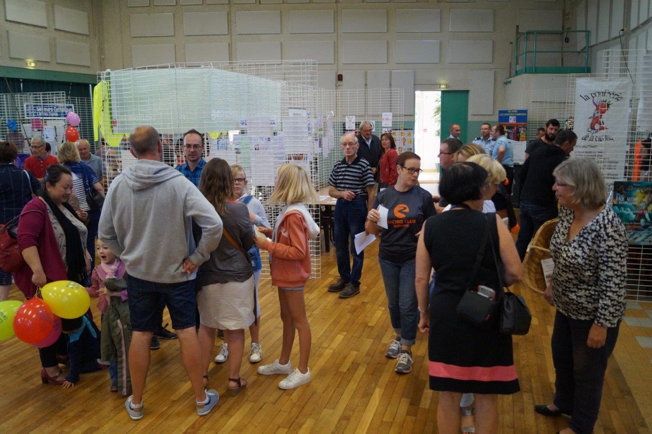Un public de tous âges investit la salle des fêtes...