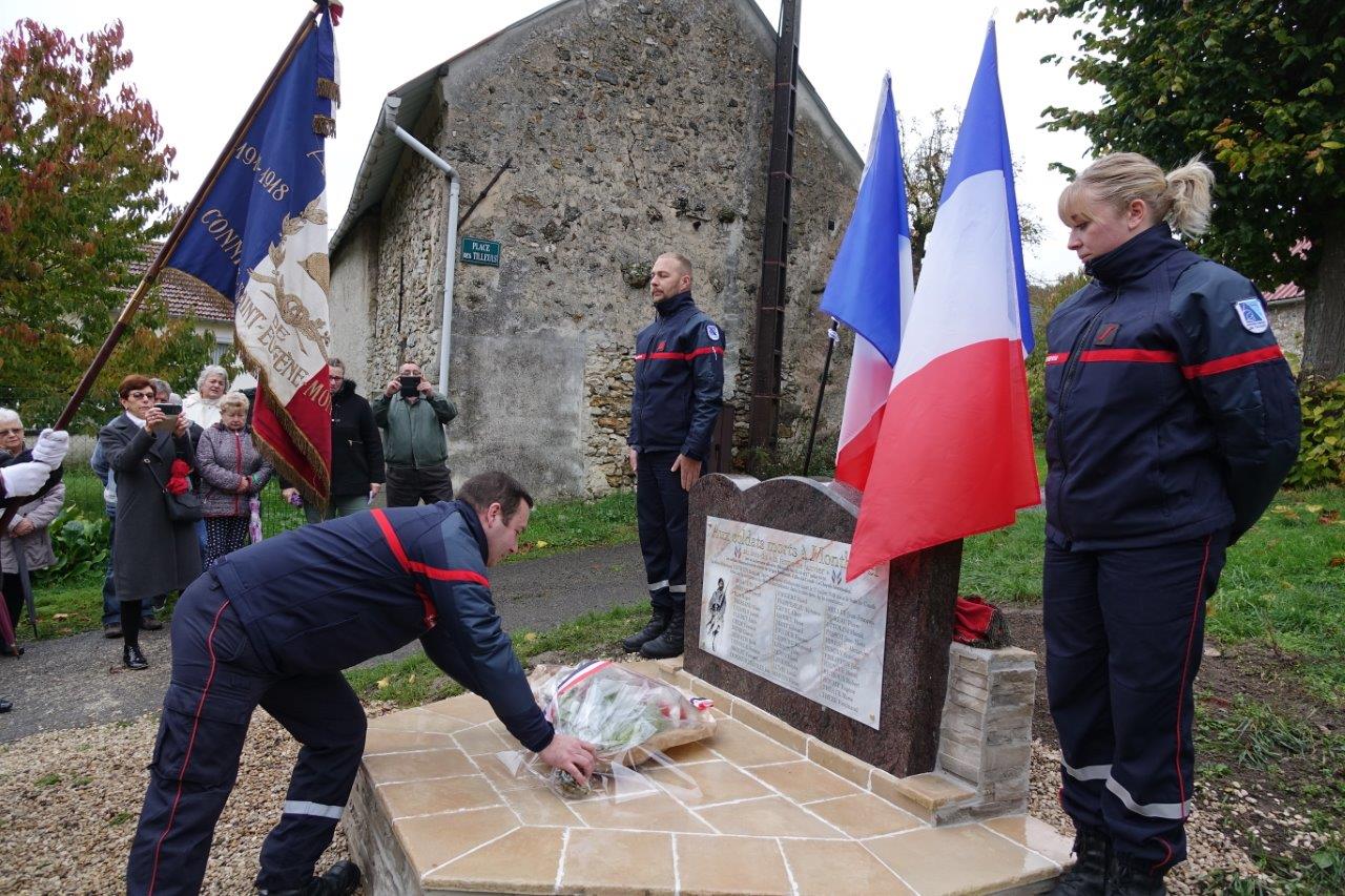 ...et déposé une gerbe de fleurs.