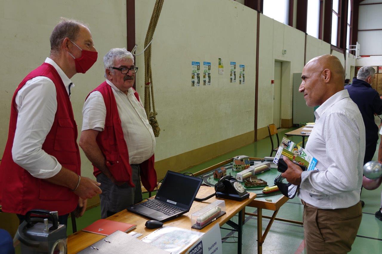 ... et le directeur des Sports de l'Agglo de Château-Thierry Lahcen Miri, se sont entretenus avec les bénévoles des associations présentes.