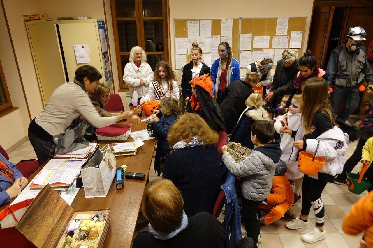 Ah les monstres ! Ces derniers ont investi la mairie lors d'une réunion préparatoire à la fête de Noël. La maire déléguée Jacqueline Picart avait tout prévu...