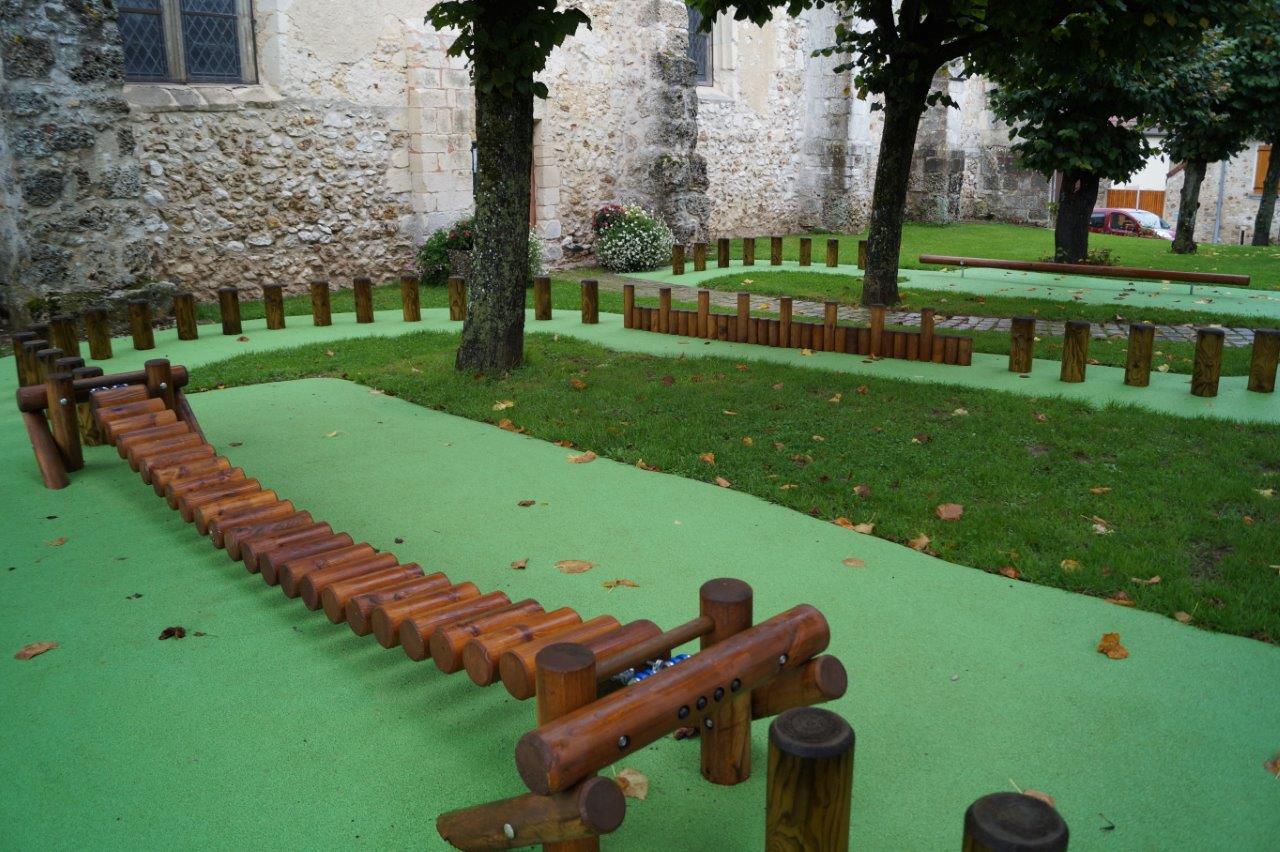 Le parcours aventures situé près de l'église est dédié aux enfants âgés de 4 à 15 ans...