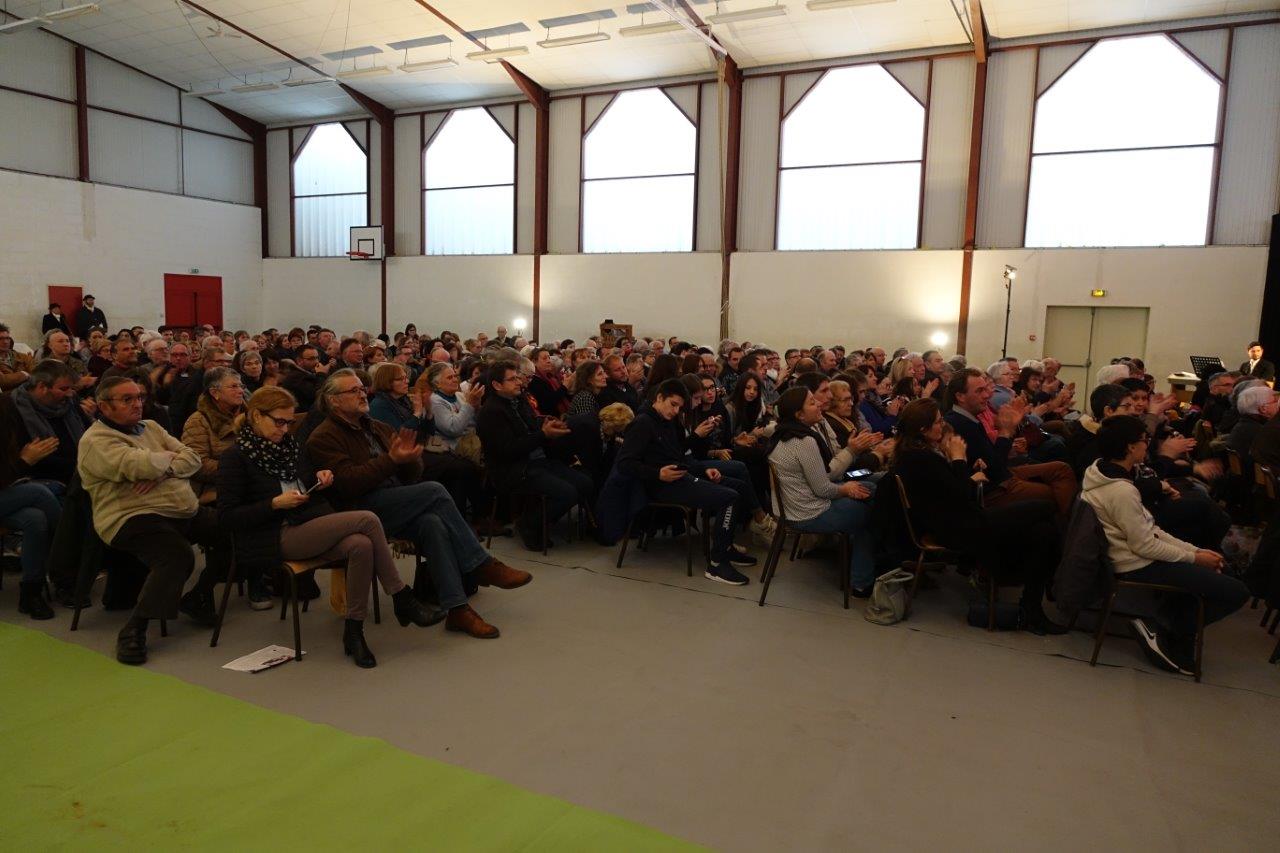 Le gymnase de Condé-en-Brie est comble.