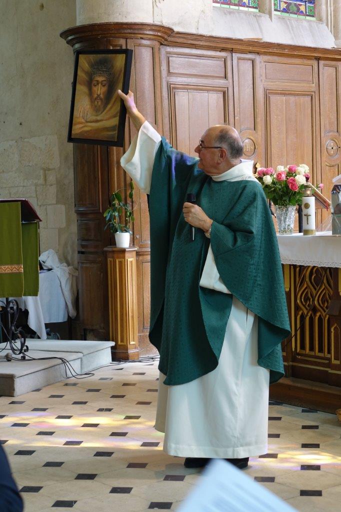 Le Christ ressucité vainqueur du mal est offert au prêtre.