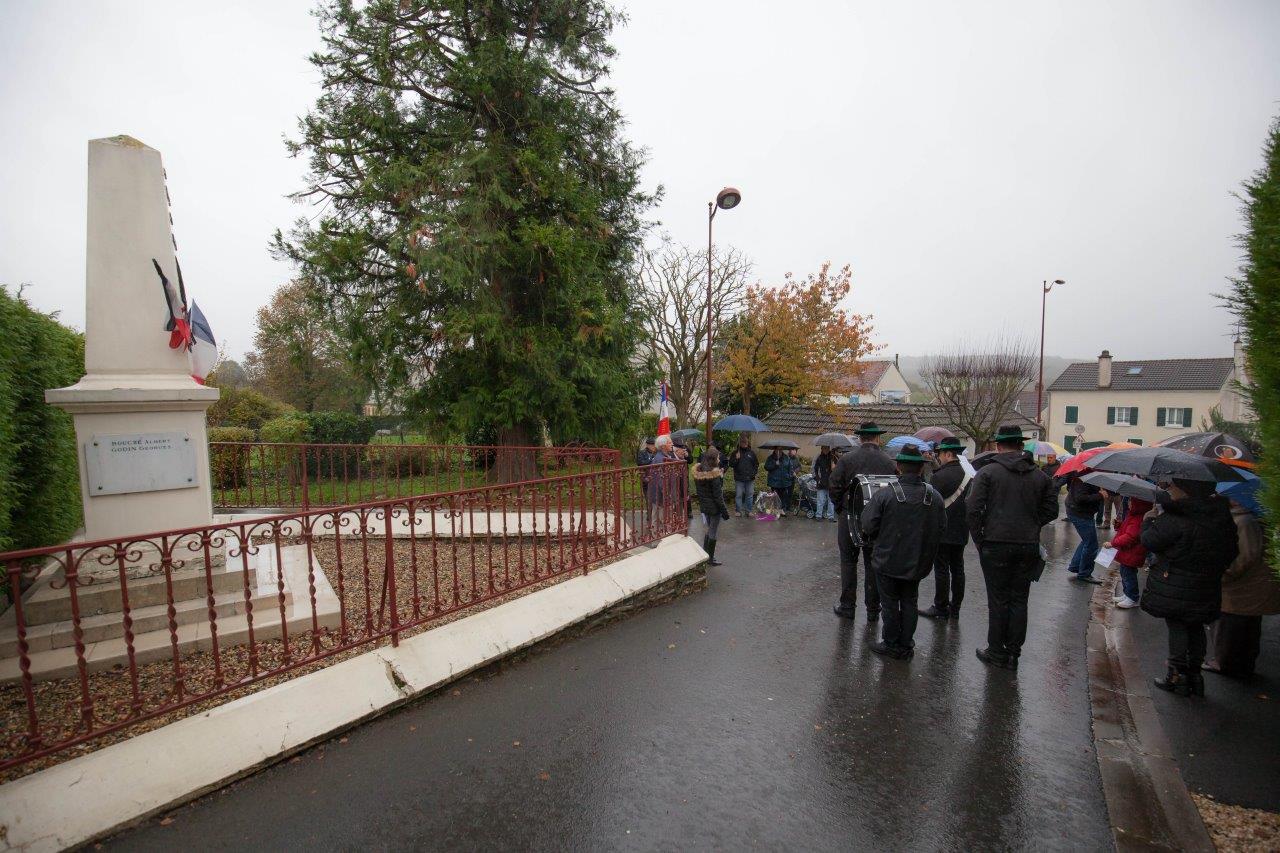 La mise en place et le déroulement de la cérémonie ont eu lieu sous une pluie continue.