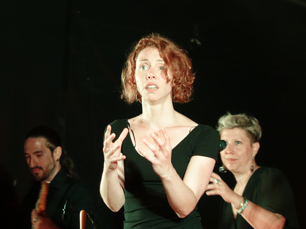 Magnifique ! Le concert des Tit'Nassels est en partie chansigné par Célia du Collectif d'interprètres 10 Doigts en Cavale.