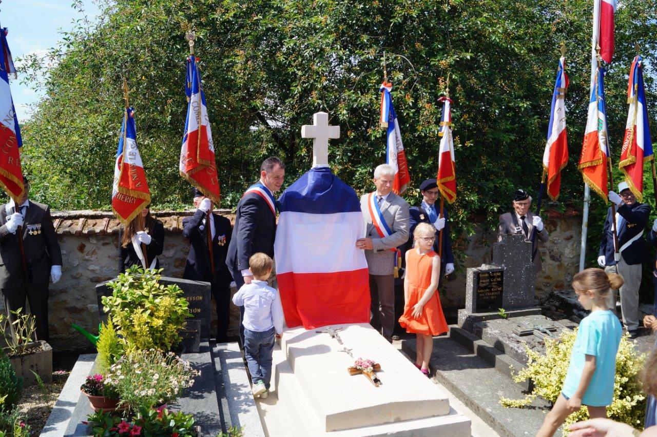 Eric Assier et Jordane Beauchard s'apprêtent à dévoiler la nouvelle plaque commémorative apposée sur la tombe de Xavier Moissinac...