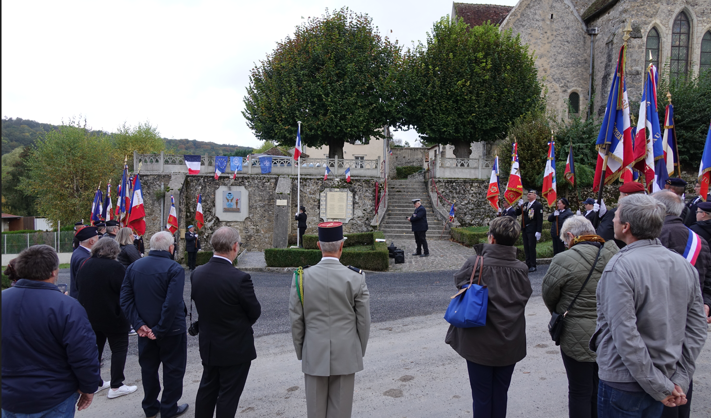 Un public maigrichon assiste à cette première cérémonie du ravivage de la Flamme du souvenir.