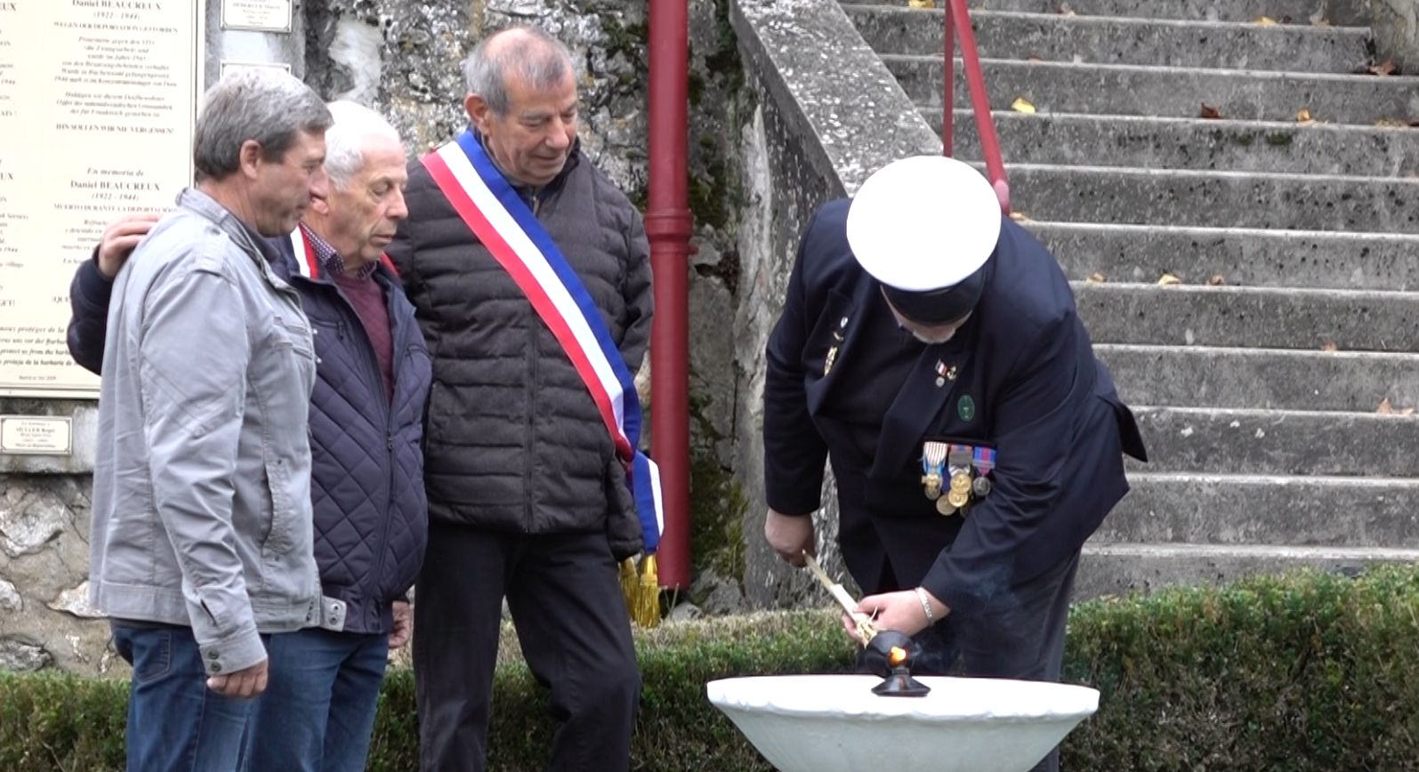 Le président de l'APAC Christophe Delannoy procède au ravivage de la Flamme du souvenir...
