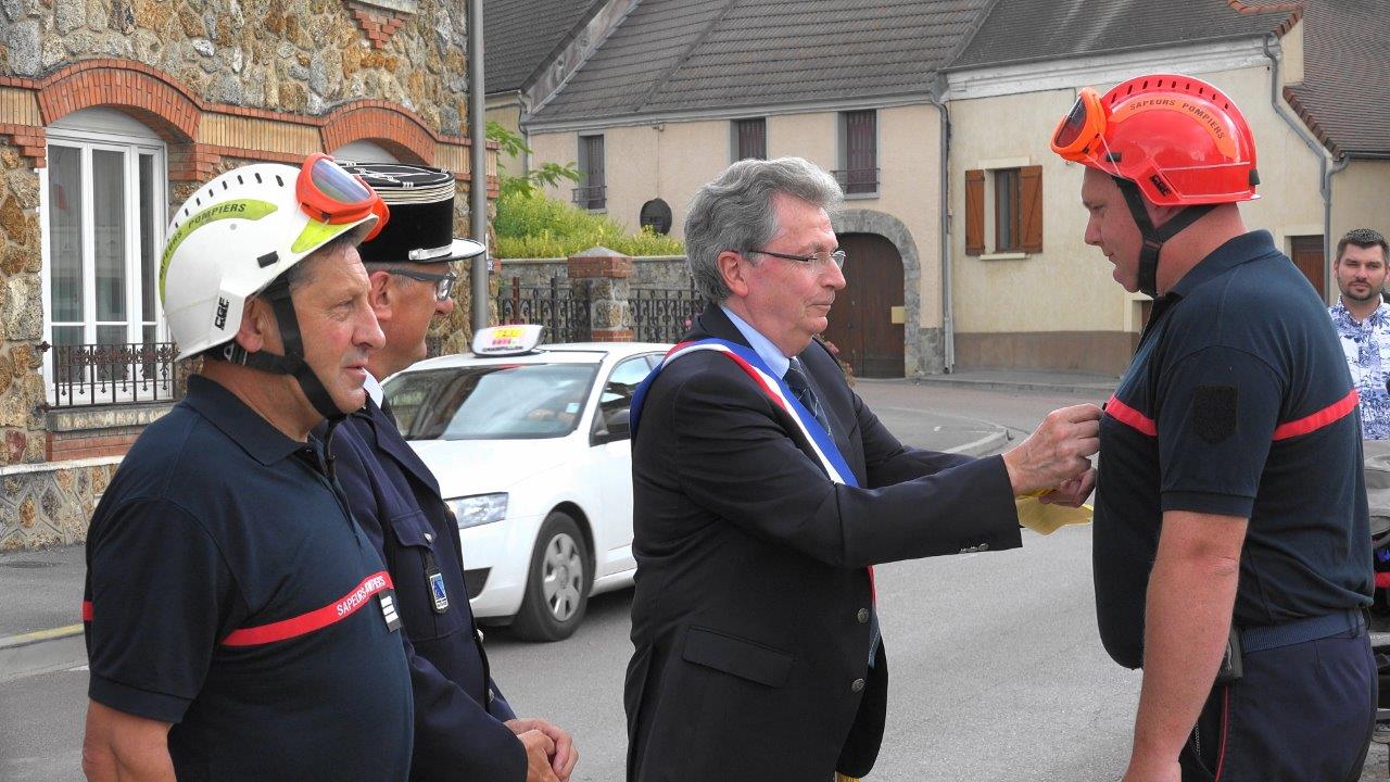 Le maire de Trélou-sur-Marne, Daniel Girardin, remet les galons de caporel-chef à Mathias Boutville.