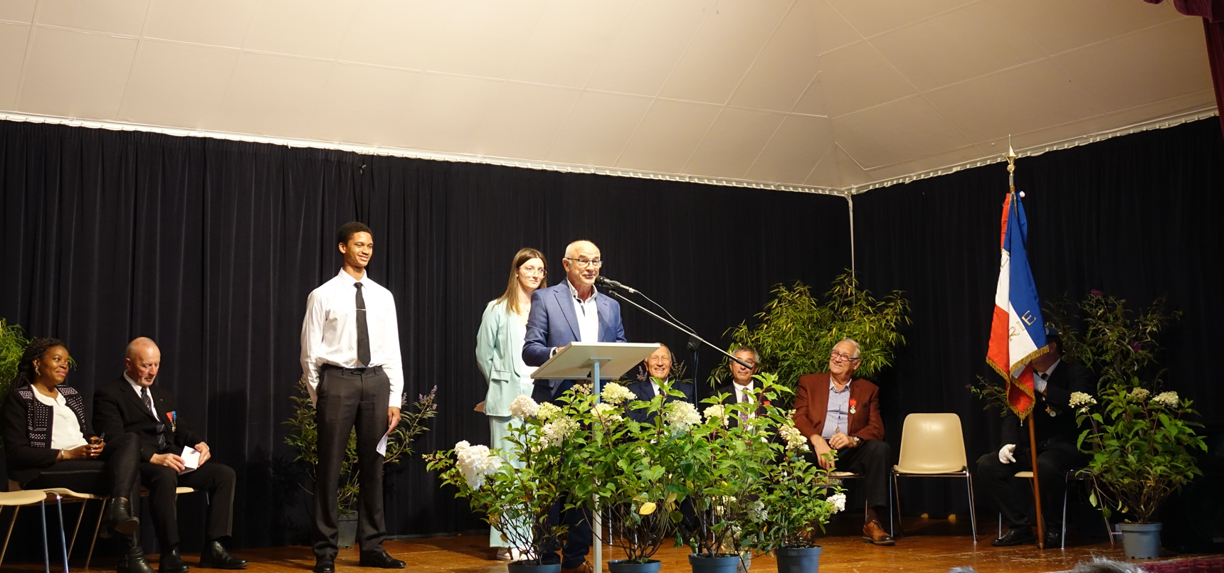 Le maire d'Étampes-sur-Marne et vice-président des maires de l'Aisne, Jean-Luc Magnier, ouvre la cérémonie. Debout derrière lui : les jeunes ambassadeurs de la Francophonie.