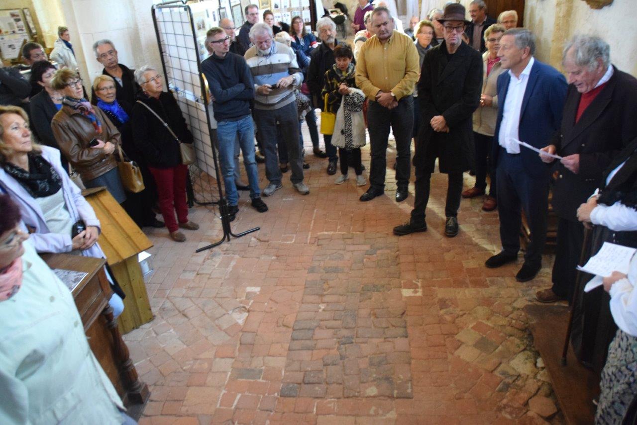 Inauguration de l'exposition en présence d'Edgar Vervaët, maire de Montlevon (premier en partant de la droite) et Jacques Krabal, député de la 5ème circonscription (second à partir de la droite).