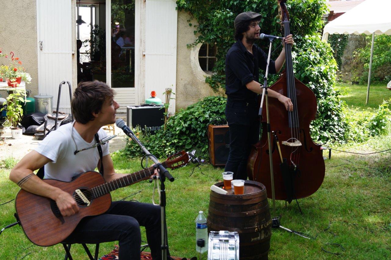 De gauche à droite : Ugo (guitare et percu) et Rafi (chant et contrebasse) forment le duo Les Fonds de Bouteilles au répertoire de reprises et compos de la rue..