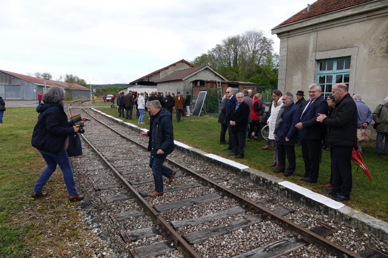 Le député Jacques Krabal ne traverse pas la rue, mais la voie, pour récupérer son téléphone portable.