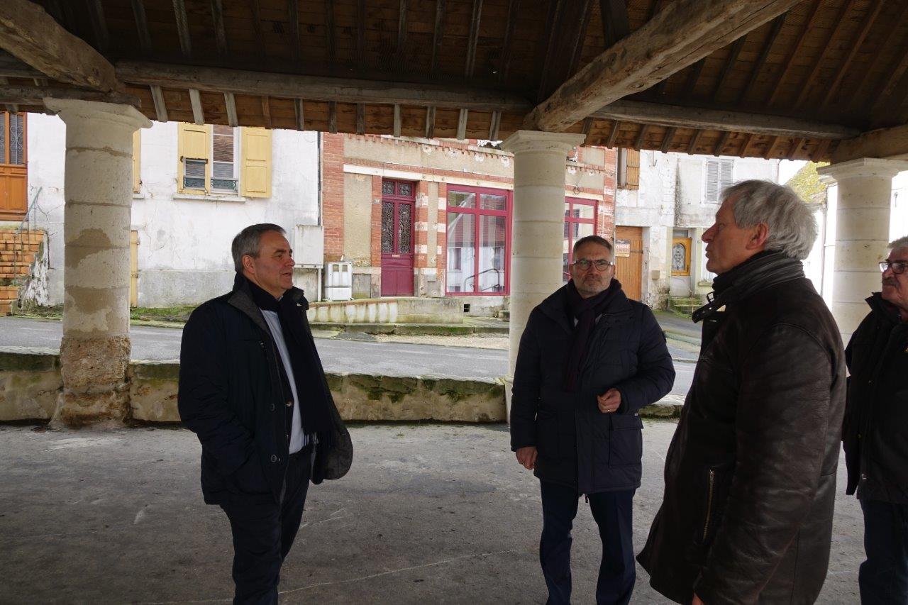 De gauche à droite : Xavier Bertrand, Dominique Moyse et Éric Assier sous les halles de Condé-en-Brie.