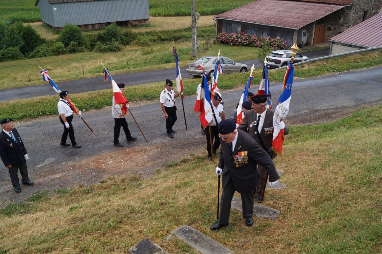 Plus question de crapahuter ! Georges Pottier, le président d'honneur de l'association nationale des porte-drapeaux anciens combattants et vétérans de France, emprunte avec ses hommes l'escalier menant au monument de La Verdure.