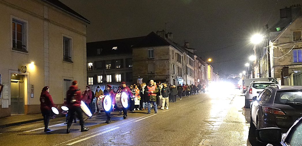 Les percussions de l'association Bombos Do Castel annoncent l'arrivée des marcheurs.