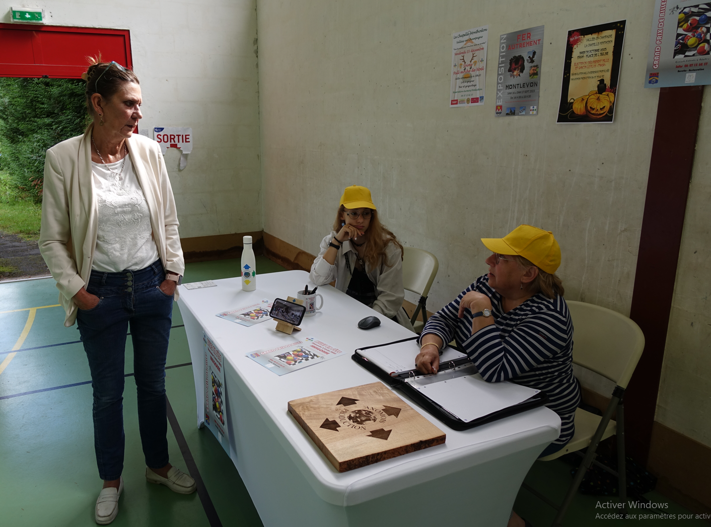 Anne Maricot, première vice-présidente en charge des communes de l'Agglo de Château-Thierry, conseillère départementale de l'Aisne et maire de Jaulgonne fait le tour des associations.
