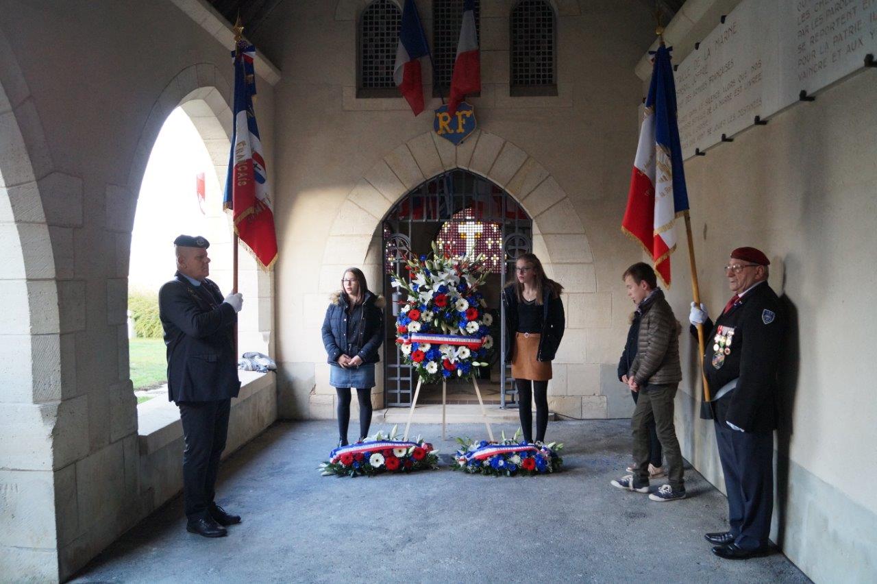 Des élèves du collège Nicolas Ledoux de Dormans accompagnent le dépot de la gerbe de fleurs offerte par le Président de la République à l'intérieur de l'ossuaire...