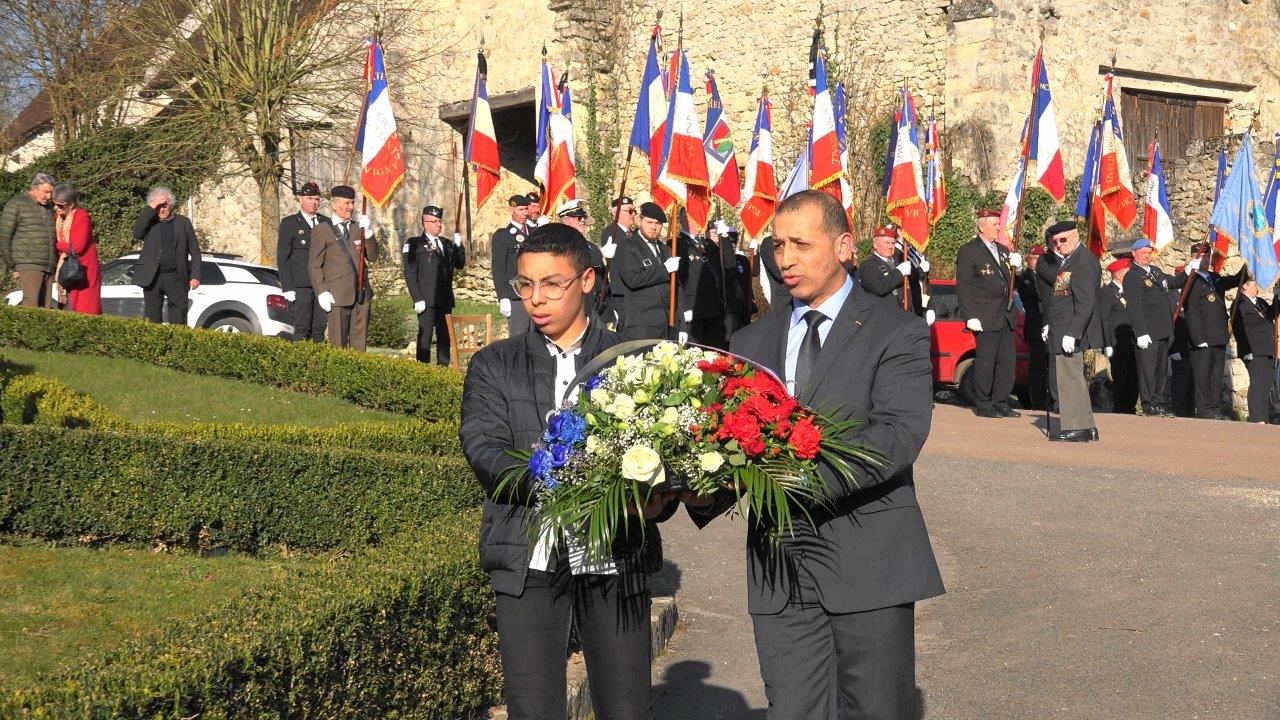 A droite : Rani Niati dépose une gerbe de fleurs.