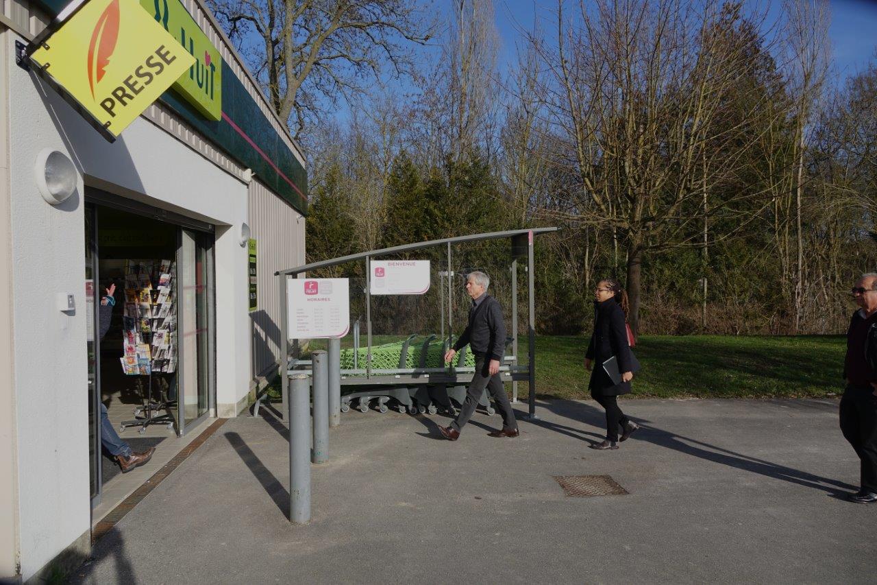 La supérette "8 à Huit" possède un rayon presse très étoffé et est un point relais pour les colis et le pressing...
