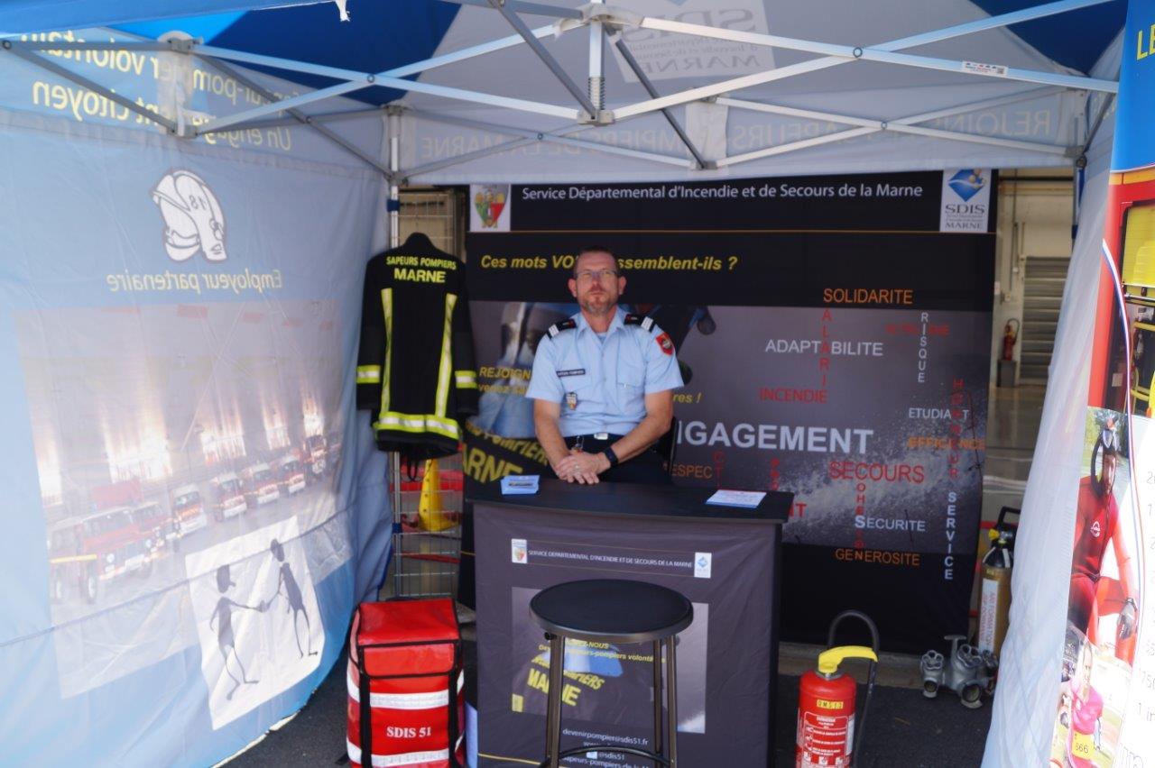 Le capitaine Pascal Briand va aller à la pêche au recrutement de pompiers volontaires avec la nouvelle tente livrée par le SDIS de la Marne...