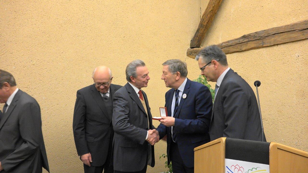 Jean-Claude Charbonnier reçoit la Médaille de l'Assemblée Nationale des mains du député Jacques Krabal.