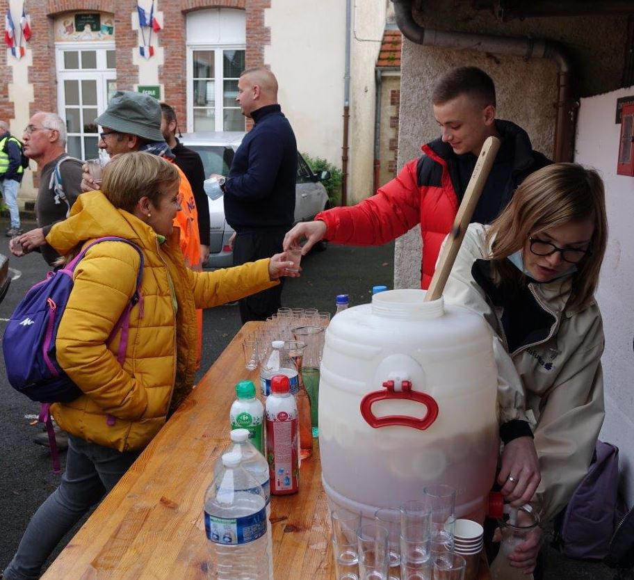 Un apéritif, alccolisé ou non, est offert avant le départ.