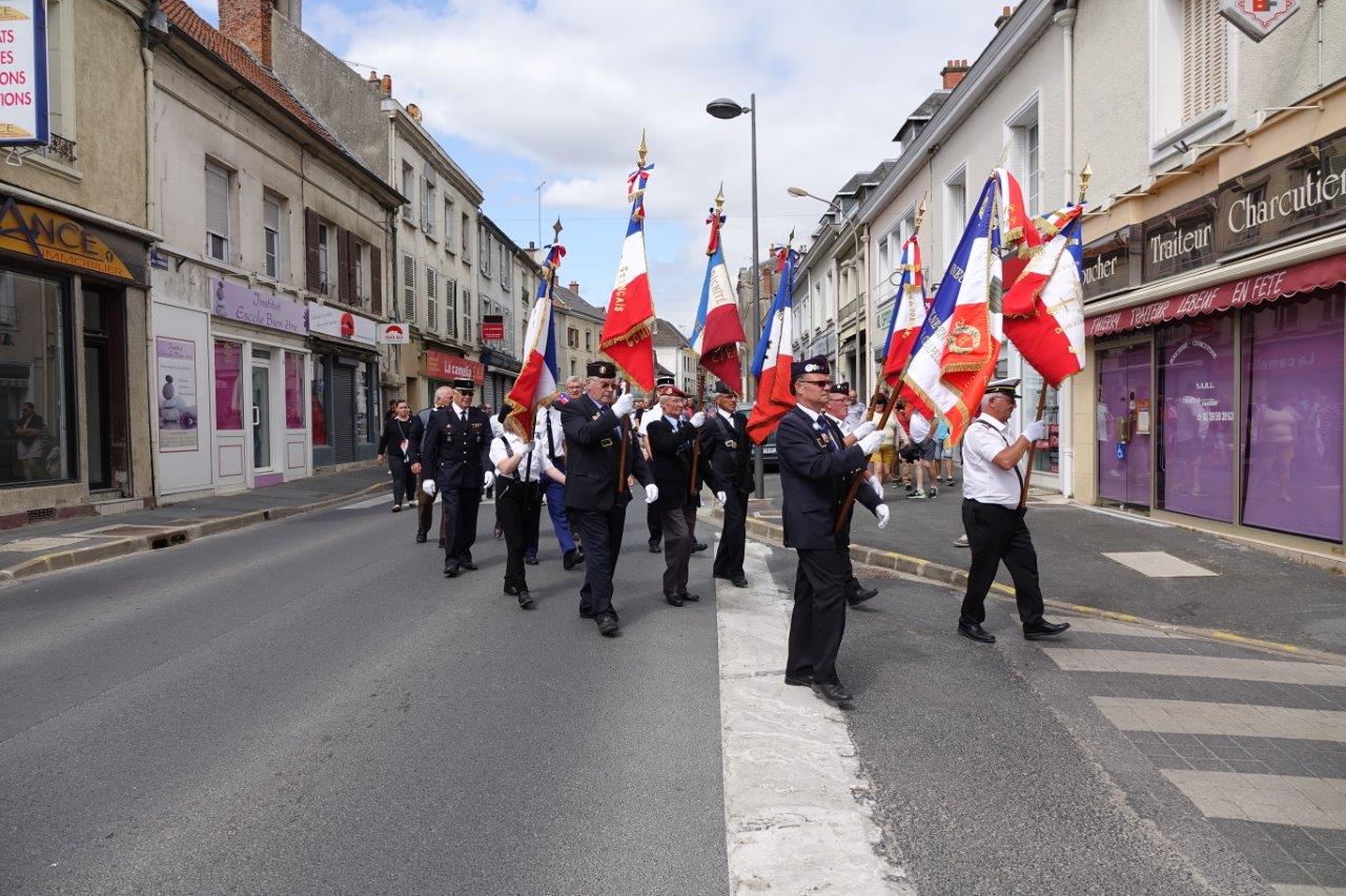 Le défilé se met en marche en direction du château de Dormans...