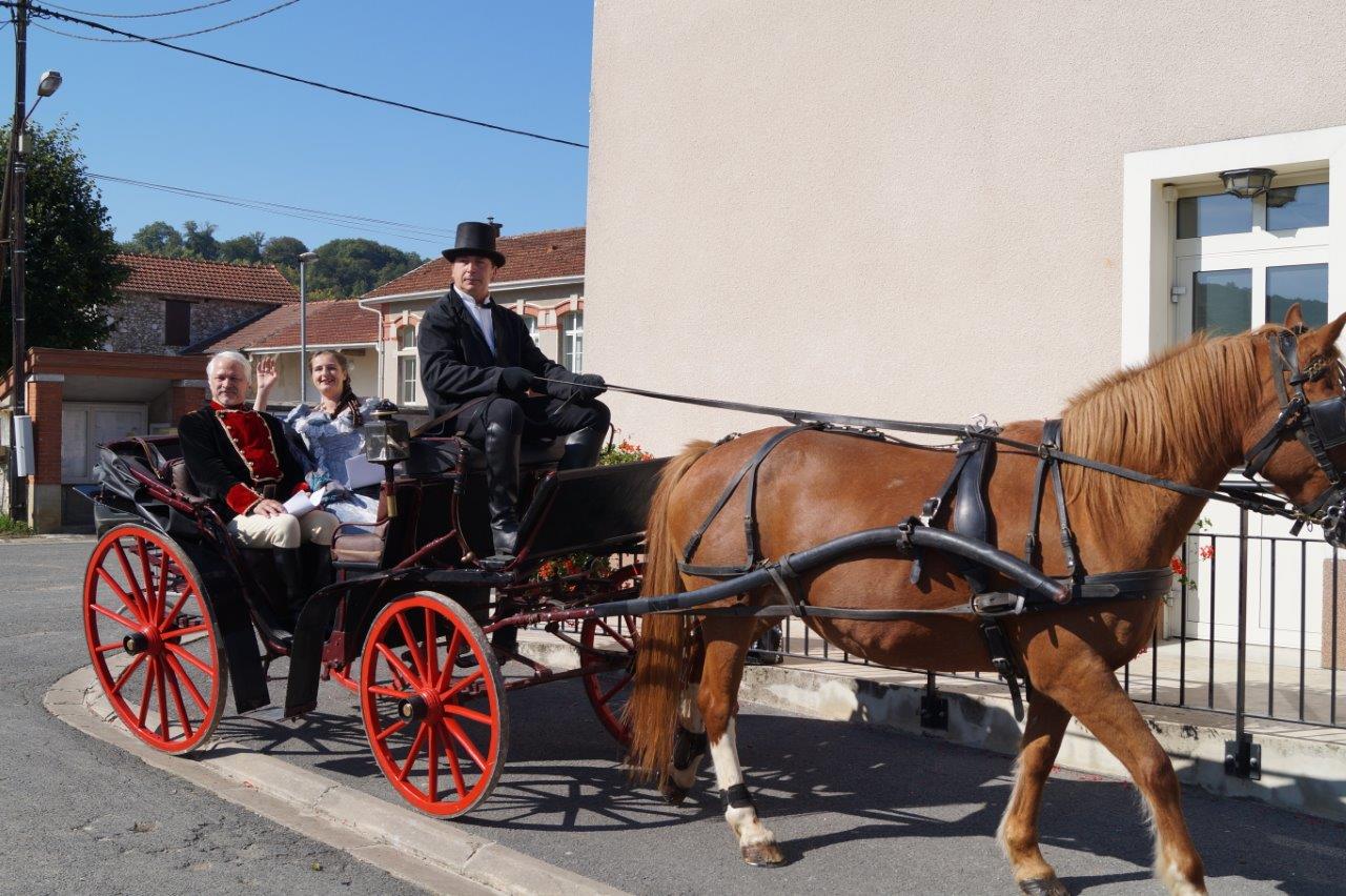 Le Breuil. Le couple impérial arrive à la mairie...