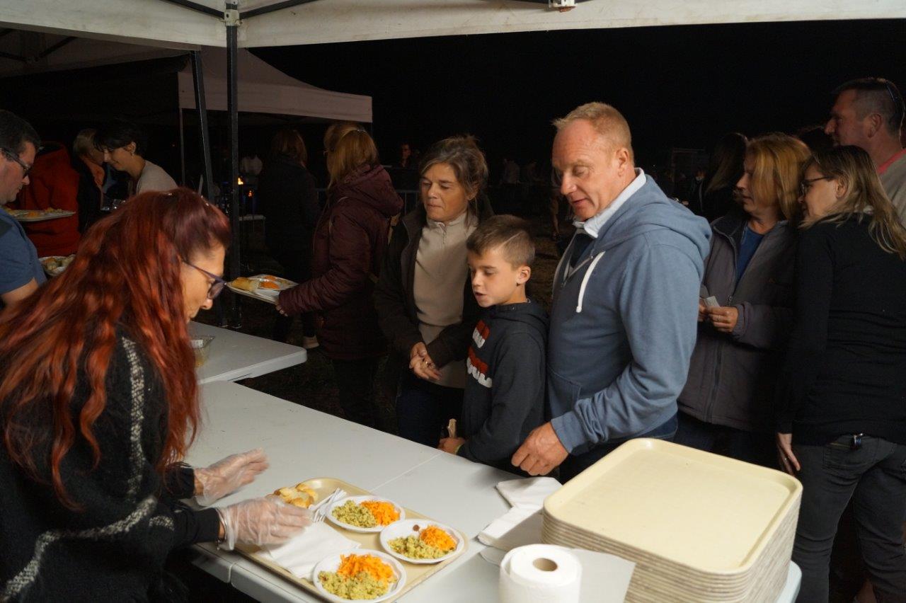 Entrée, plat chaud, fromage, dessert : les participants font la queue comme à la cantine...