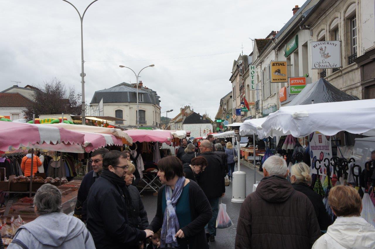 La foule a longuement flâné le long des étals.