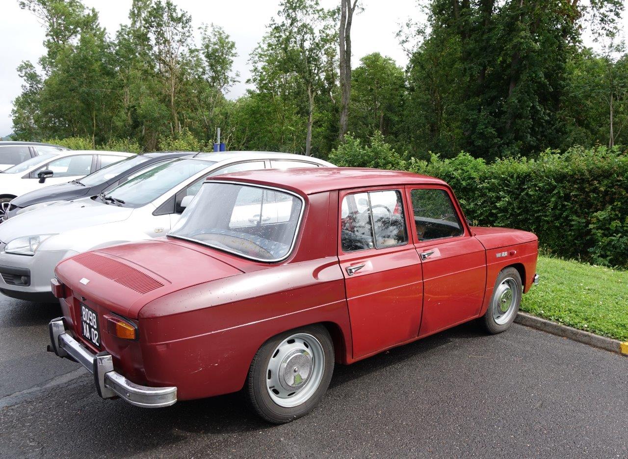 Au marché campagnard de Condé-en-Brie, on y vient également en Renault 8 S de 1969.