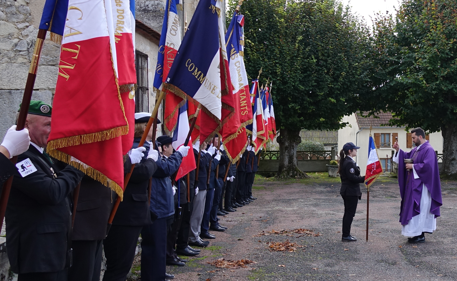 Après la remise d'un fanion, Don Hubert procède à la béndiction de celui-ci puis des drapeaux...