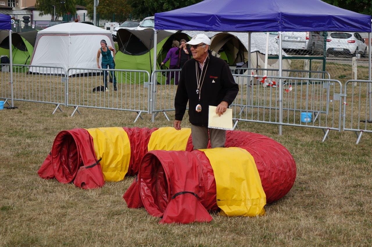 En agility, le juge est chargé de poser les différents parcours selon les catégories de chiens en lice...