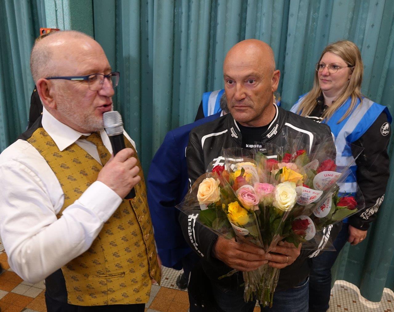 Le président de la Musique municipale Didier Delionnet accueille les motards à l'issue du concert.