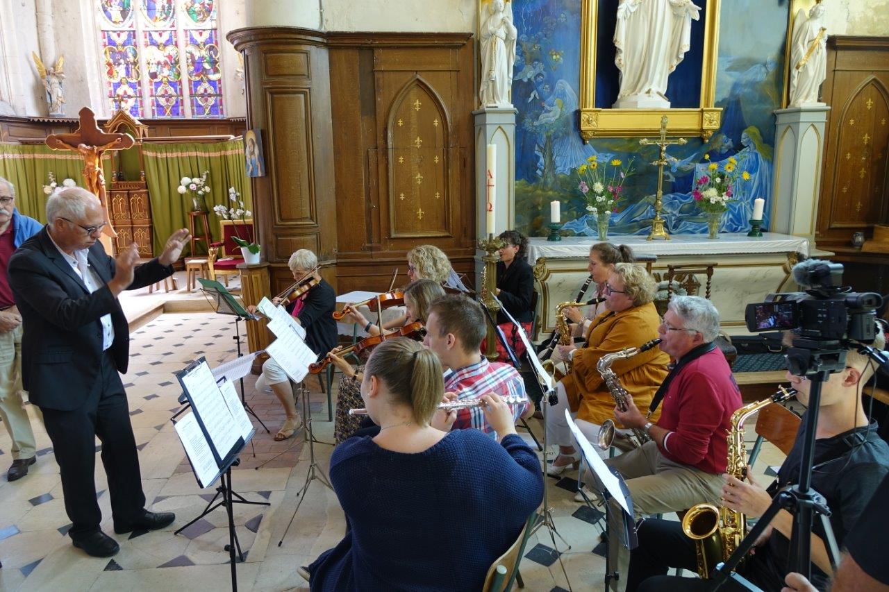 Sous la baguette du directeur José Luton, l'orcheste de l'École intercommunale de musique de Crézancy/Jaulgonne assure la partie musicale lors de l'office.