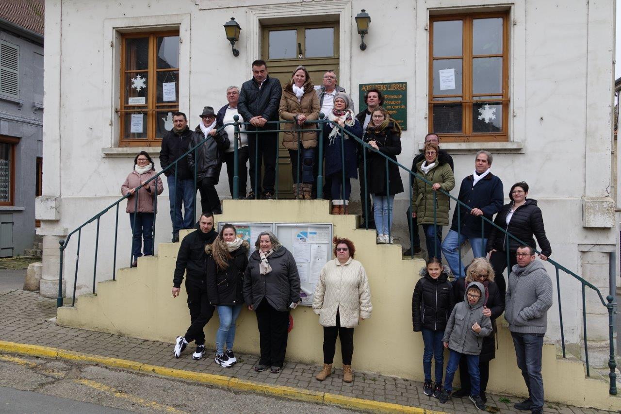 Des électeurs sont venus à la rencontre des candidats, au pied de l'escalier de l'ancienne maison commune qui accueillait un juge de paix.