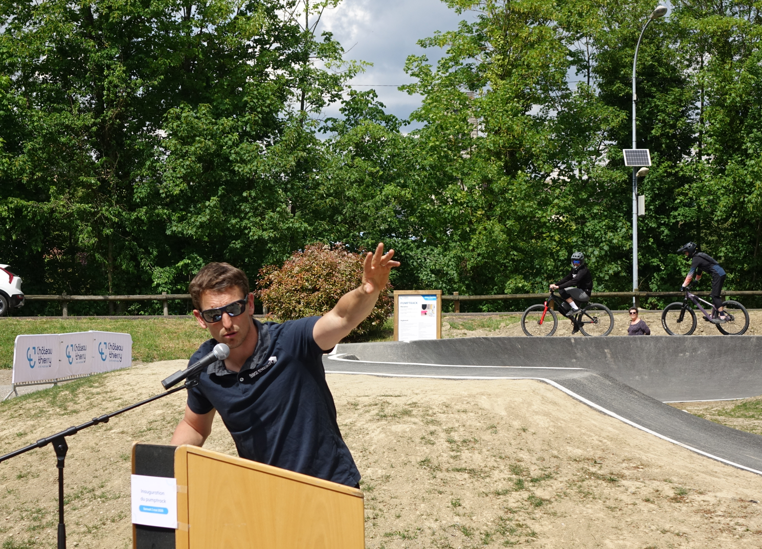 Simon Rogier, fondateur de Bike Energy, structure spécialisée dans l'initiation aux sports de glisse, et sélectionneur de l'équipe de France de Trial, présente une démonstration dynamique.