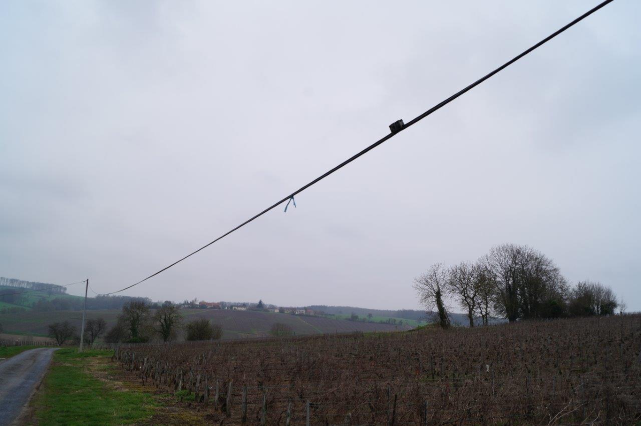 Ici, le poteau supportant le câble est absent depuis le 12 janvier 2017...