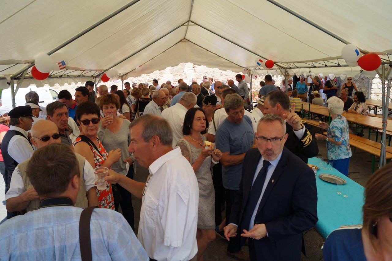 Le vin d'honneur et le buffet sont servis sous les tonnelles installées sur la place de l'église.