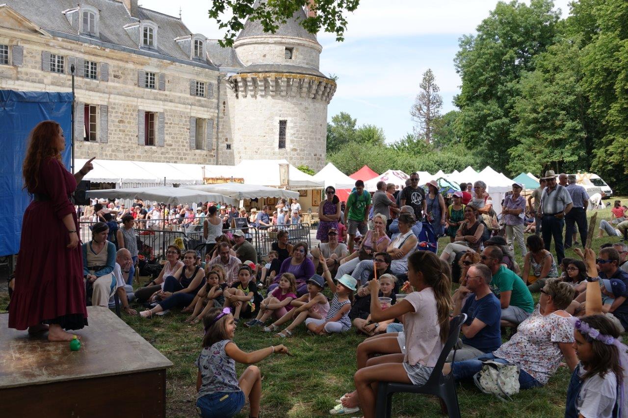 Le festival fait la part belle aux saynètes et déambulations...