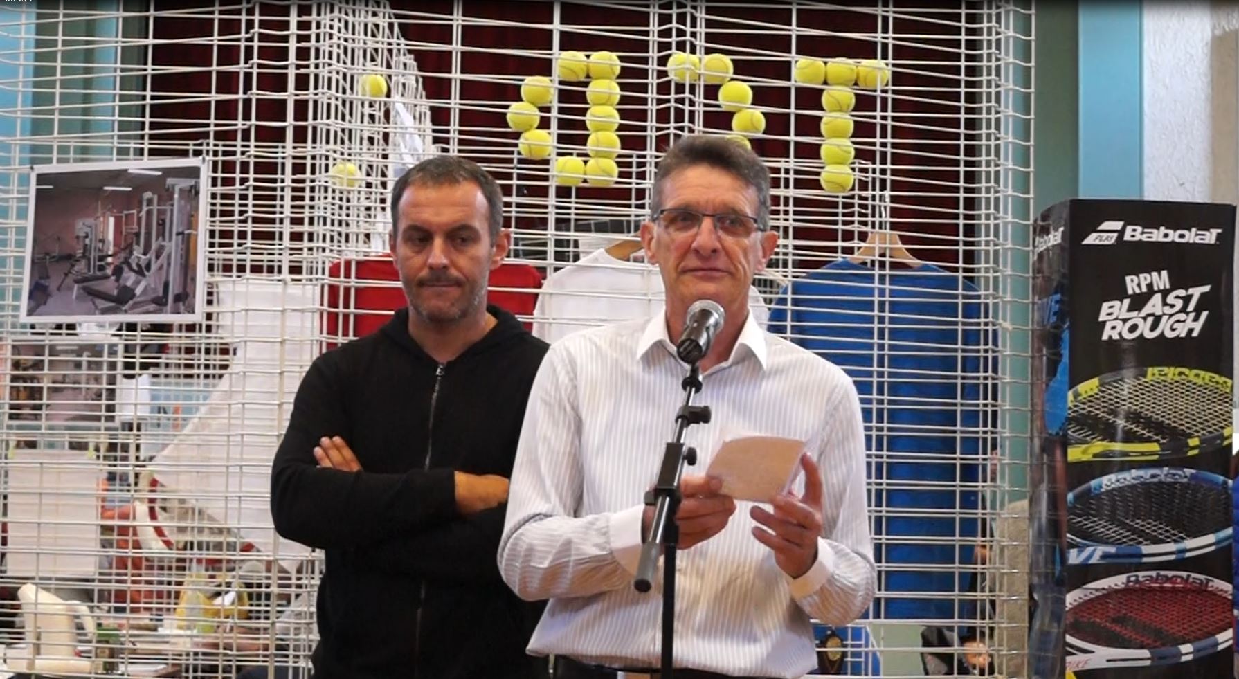 De gauche à droite : Manuel Cordeiro et Michel Courteaux accueillent les associations à la salle des fêtes de Dormans.