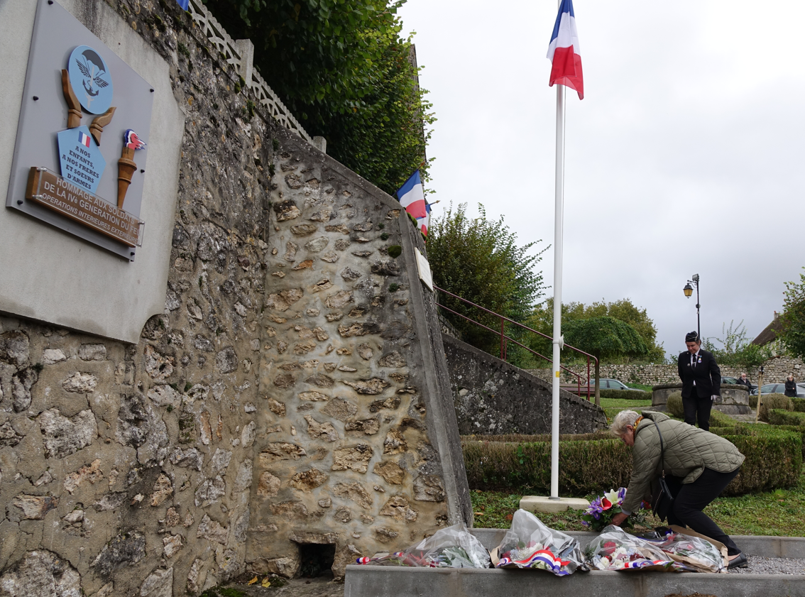 Gerbe de fleurs déposée par Françoise Moroy conseillère déléguée en charge des Actions et Enjeux mémoriels de l'Agglo de Château-Thierry (CARCT).
